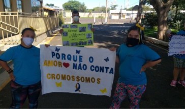 Desfile e confec&ccedil;&atilde;o de cartazes em comemora&ccedil;&atilde;o ao Dia internacional da S&iacute;ndrome de Down